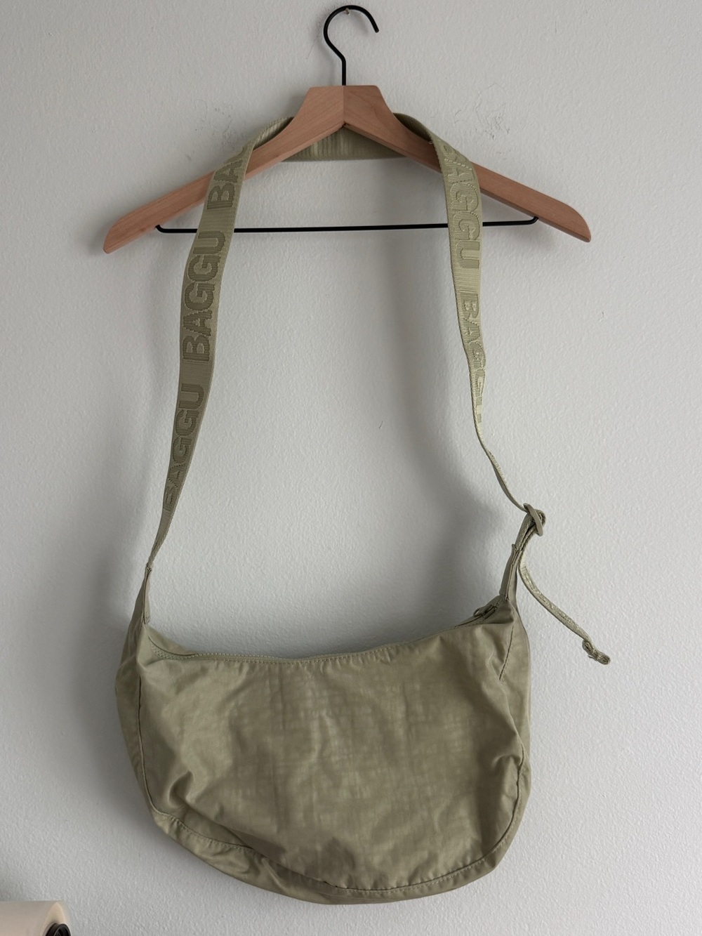 BAGGU Medium Nylon Crescent Bag  (Celadon)
